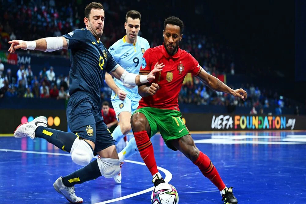 连续两赛季带不同球队欧战做客安菲尔德，阿隆索成历史第三人